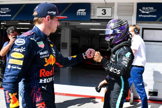 (L to R): Max Verstappen (NLD) Red Bull Racing congratulates pole sitter Lewis Hamilton (GBR) Mercedes AMG F1 in qualifying parc ferme.
31.07.2021. Formula 1 World Championship, Rd 11, Hungarian Grand Prix, Budapest, Hungary, Qualifying Day.
- www.xpbimages.com, EMail: requests@xpbimages.com &copy; Copyright: FIA Pool Image for Editorial Use Only