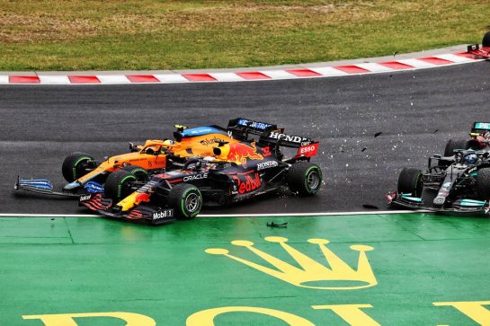 Valtteri Bottas (FIN) Mercedes AMG F1 W12; Lando Norris (GBR) McLaren MCL35M and Max Verstappen (NLD) Red Bull Racing RB16B crash at the start of the race.
01.08.2021. Formula 1 World Championship, Rd 11, Hungarian Grand Prix, Budapest, Hungary, Race Day.
- www.xpbimages.com, EMail: requests@xpbimages.com &copy; Copyright: Moy / XPB Images