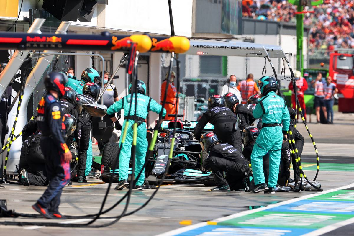 Lewis Hamilton (GBR) Mercedes AMG F1 W12 makes a pit stop. 01.08.2021. Formula 1 World Championship, Rd 11, Hungarian Grand Prix, Budapest
