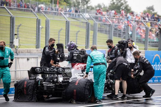Lewis Hamilton (GBR) Mercedes AMG F1 W12 in the pits as the race is stopped.
01.08.2021. Formula 1 World Championship, Rd 11, Hungarian Grand Prix, Budapest, Hungary, Race Day.
- www.xpbimages.com, EMail: requests@xpbimages.com &copy; Copyright: Bearne / XPB Images