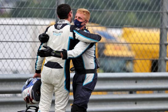 Nicholas Latifi (CDN) Williams Racing celebrates his eighth position with the team at the end of the race.
01.08.2021. Formula 1 World Championship, Rd 11, Hungarian Grand Prix, Budapest, Hungary, Race Day.
- www.xpbimages.com, EMail: requests@xpbimages.com &copy; Copyright: Moy / XPB Images