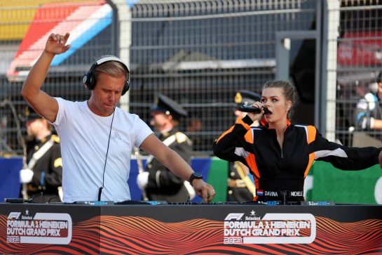 Davina Michelle (NLD) Singer (Right) on the grid.
05.09.2021. Formula 1 World Championship, Rd 13, Dutch Grand Prix, Zandvoort, Netherlands, Race Day.
- www.xpbimages.com, EMail: requests@xpbimages.com © Copyright: Batchelor / XPB Images