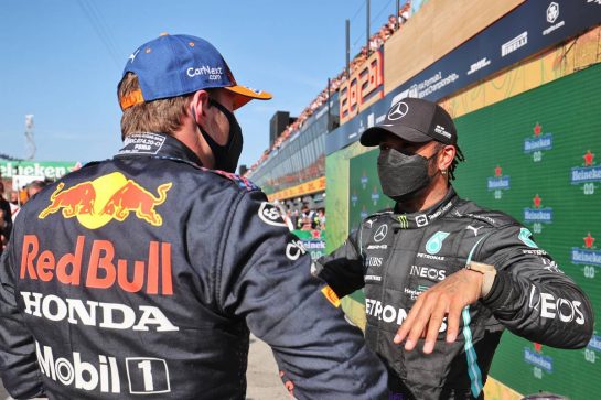 (L to R): Race winner Max Verstappen (NLD) Red Bull Racing with Lewis Hamilton (GBR) Mercedes AMG F1 in parc ferme.
05.09.2021. Formula 1 World Championship, Rd 13, Dutch Grand Prix, Zandvoort, Netherlands, Race Day.
- www.xpbimages.com, EMail: requests@xpbimages.com © Copyright: Charniaux / XPB Images