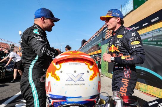 Max Verstappen (NLD), Red Bull Racing and Valtteri Bottas (FIN), Mercedes AMG F1
05.09.2021. Formula 1 World Championship, Rd 13, Dutch Grand Prix, Zandvoort, Netherlands, Race Day.
- www.xpbimages.com, EMail: requests@xpbimages.com © Copyright: Charniaux / XPB Images