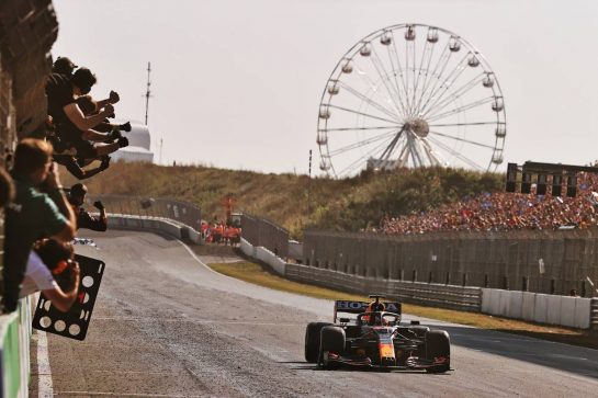 Race winner Max Verstappen (NLD) Red Bull Racing RB16B celebrates with the team at the end of the race.
05.09.2021. Formula 1 World Championship, Rd 13, Dutch Grand Prix, Zandvoort, Netherlands, Race Day.
- www.xpbimages.com, EMail: requests@xpbimages.com © Copyright: Moy / XPB Images