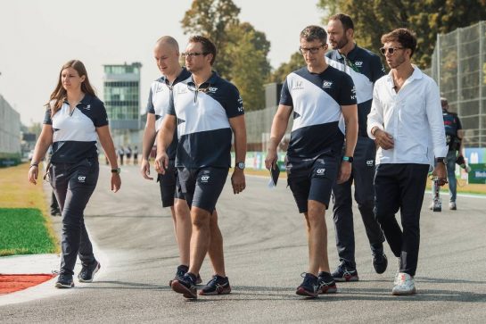 Pierre Gasly (FRA) AlphaTauri walks the circuit with the team.
09.09.2021. Formula 1 World Championship, Rd 14, Italian Grand Prix, Monza, Italy, Preparation Day.
- www.xpbimages.com, EMail: requests@xpbimages.com © Copyright: Bearne / XPB Images