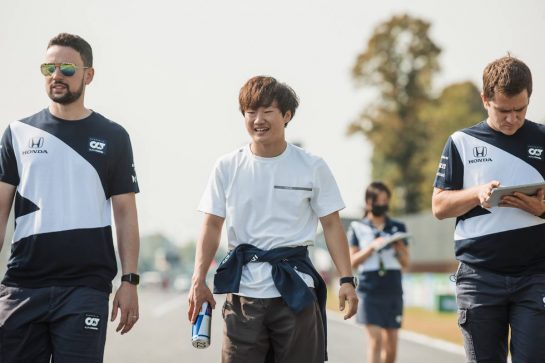 Yuki Tsunoda (JPN) AlphaTauri walks the circuit with the team.
09.09.2021. Formula 1 World Championship, Rd 14, Italian Grand Prix, Monza, Italy, Preparation Day.
- www.xpbimages.com, EMail: requests@xpbimages.com © Copyright: Bearne / XPB Images