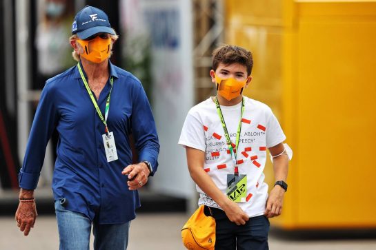 Emerson Fittipaldi (BRA) with his son Emerson Fittipaldi Jnr (BRA). 
10.09.2021. Formula 1 World Championship, Rd 14, Italian Grand Prix, Monza, Italy, Qualifying Day.
- www.xpbimages.com, EMail: requests@xpbimages.com &copy; Copyright: Moy / XPB Images