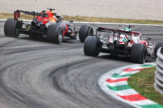 Max Verstappen (NLD) Red Bull Racing RB16B and Robert Kubica (POL) Alfa Romeo Racing C39 Reserve Driver.
10.09.2021. Formula 1 World Championship, Rd 14, Italian Grand Prix, Monza, Italy, Qualifying Day.
- www.xpbimages.com, EMail: requests@xpbimages.com &copy; Copyright: Charniaux / XPB Images