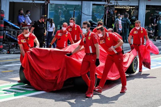 The Ferrari SF-21 of Carlos Sainz Jr (ESP) is recovered back to the pits after he crashed in the second practice session.
11.09.2021. Formula 1 World Championship, Rd 14, Italian Grand Prix, Monza, Italy, Sprint Day.
- www.xpbimages.com, EMail: requests@xpbimages.com © Copyright: Moy / XPB Images