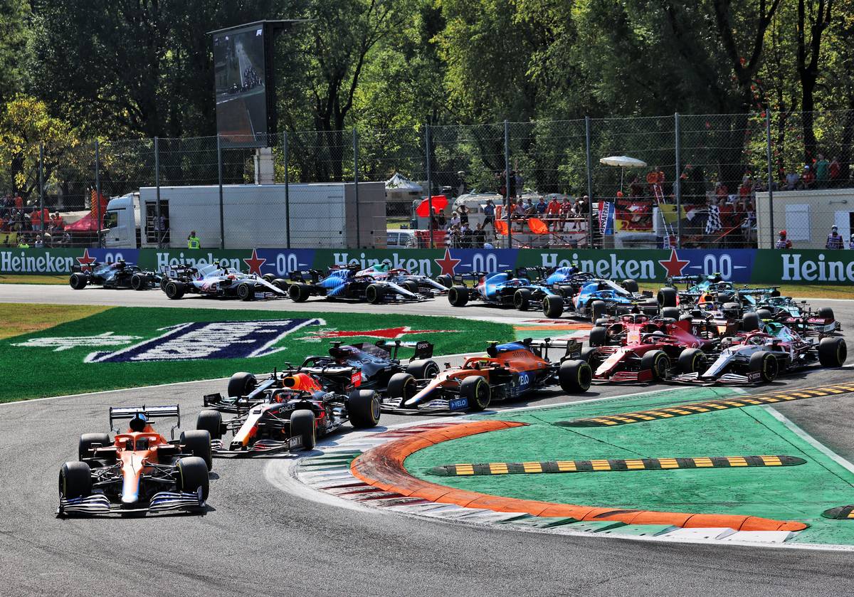 Daniel Ricciardo (AUS) McLaren MCL35M leads at the start of the race. 12.09.2021. Formula 1 World Championship, Rd 14, Italian Grand Prix, Monza