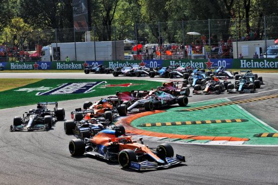 Daniel Ricciardo (AUS) McLaren MCL35M leads at the start of the race.
12.09.2021. Formula 1 World Championship, Rd 14, Italian Grand Prix, Monza, Italy, Race Day.
- www.xpbimages.com, EMail: requests@xpbimages.com &copy; Copyright: Batchelor / XPB Images
