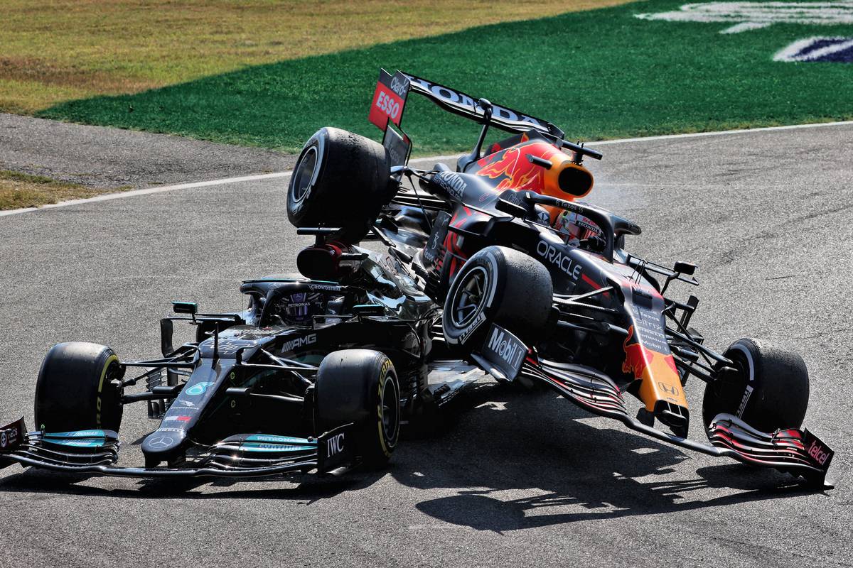 Max Verstappen (NLD) Red Bull Racing RB16B and Lewis Hamilton (GBR) Mercedes AMG F1 W12 crash at the first chicane. 12.09.2021. Formula 1 World Championship, Rd 14, Italian Grand Prix, Monza