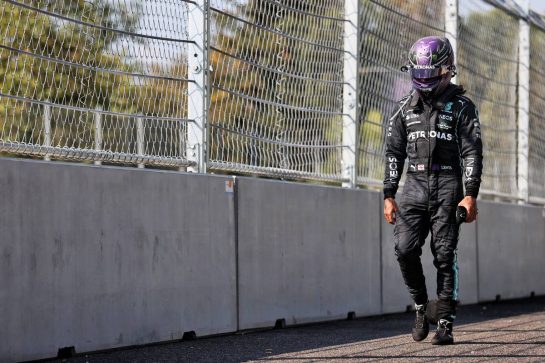 Lewis Hamilton (GBR) Mercedes AMG F1 retired from the race.
12.09.2021. Formula 1 World Championship, Rd 14, Italian Grand Prix, Monza, Italy, Race Day.
- www.xpbimages.com, EMail: requests@xpbimages.com &copy; Copyright: Charniaux / XPB Images