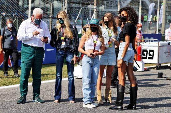 Lawrence Stroll (CDN) Aston Martin F1 Team Investor with guests on the grid.
12.09.2021. Formula 1 World Championship, Rd 14, Italian Grand Prix, Monza, Italy, Race Day.
- www.xpbimages.com, EMail: requests@xpbimages.com &copy; Copyright: Moy / XPB Images