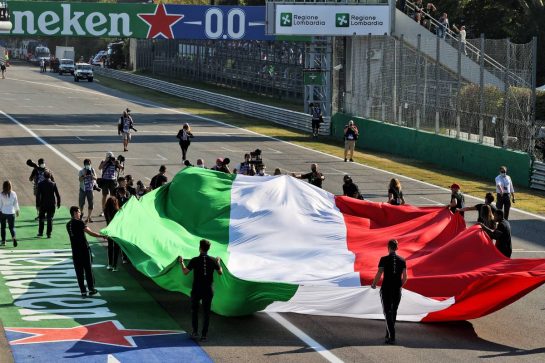 Grid atmosphere - Italian flag.
12.09.2021. Formula 1 World Championship, Rd 14, Italian Grand Prix, Monza, Italy, Race Day.
- www.xpbimages.com, EMail: requests@xpbimages.com &copy; Copyright: Moy / XPB Images