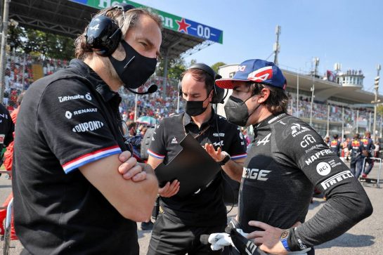 Fernando Alonso (ESP) Alpine F1 Team with Ciaron Pilbeam (GBR) Alpine F1 Team Chief Race Engineer and Karel Loos (BEL) Alpine F1 Team Race Engineer on the grid.
12.09.2021. Formula 1 World Championship, Rd 14, Italian Grand Prix, Monza, Italy, Race Day.
- www.xpbimages.com, EMail: requests@xpbimages.com &copy; Copyright: Moy / XPB Images