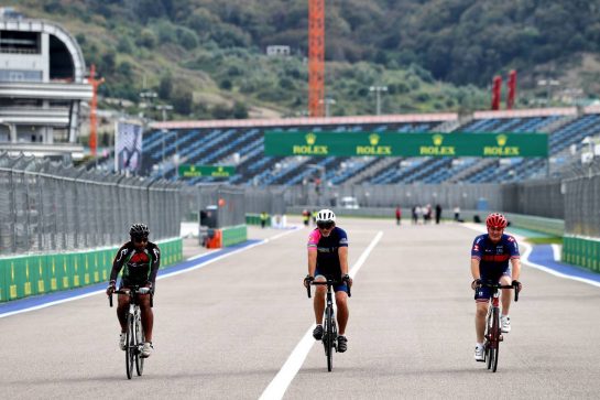 (L to R): Karun Chandhok (IND) Sky Sports F1 Presenter; Damon Hill (GBR) Sky Sports Presenter; and Johnny Herbert (GBR) Sky Sports F1 Presenter, ride the circuit.
23.09.2021. Formula 1 World Championship, Rd 15, Russian Grand Prix, Sochi Autodrom, Sochi, Russia, Preparation Day.
- www.xpbimages.com, EMail: requests@xpbimages.com &copy; Copyright: Moy / XPB Images