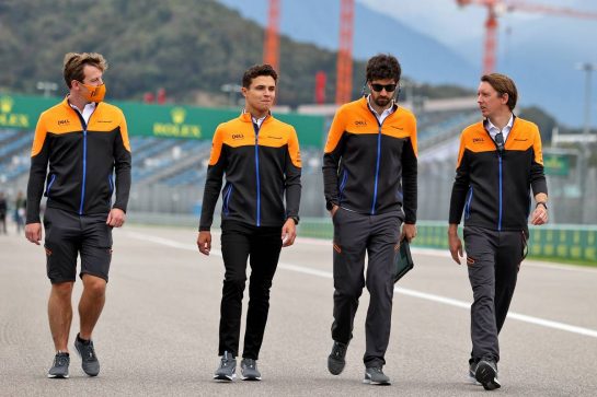 Lando Norris (GBR) McLaren walks the circuit with the team.
23.09.2021. Formula 1 World Championship, Rd 15, Russian Grand Prix, Sochi Autodrom, Sochi, Russia, Preparation Day.
- www.xpbimages.com, EMail: requests@xpbimages.com &copy; Copyright: Moy / XPB Images