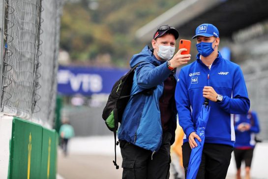 Mick Schumacher (GER) Haas F1 Team with a fan.
23.09.2021. Formula 1 World Championship, Rd 15, Russian Grand Prix, Sochi Autodrom, Sochi, Russia, Preparation Day.
- www.xpbimages.com, EMail: requests@xpbimages.com &copy; Copyright: Moy / XPB Images