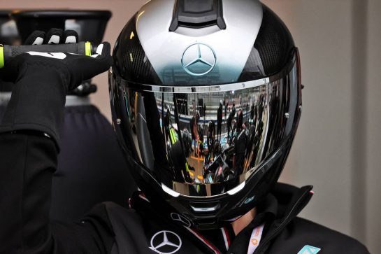 Mercedes AMG F1 mechanic practices a pit stop.
23.09.2021. Formula 1 World Championship, Rd 15, Russian Grand Prix, Sochi Autodrom, Sochi, Russia, Preparation Day.
- www.xpbimages.com, EMail: requests@xpbimages.com &copy; Copyright: Moy / XPB Images