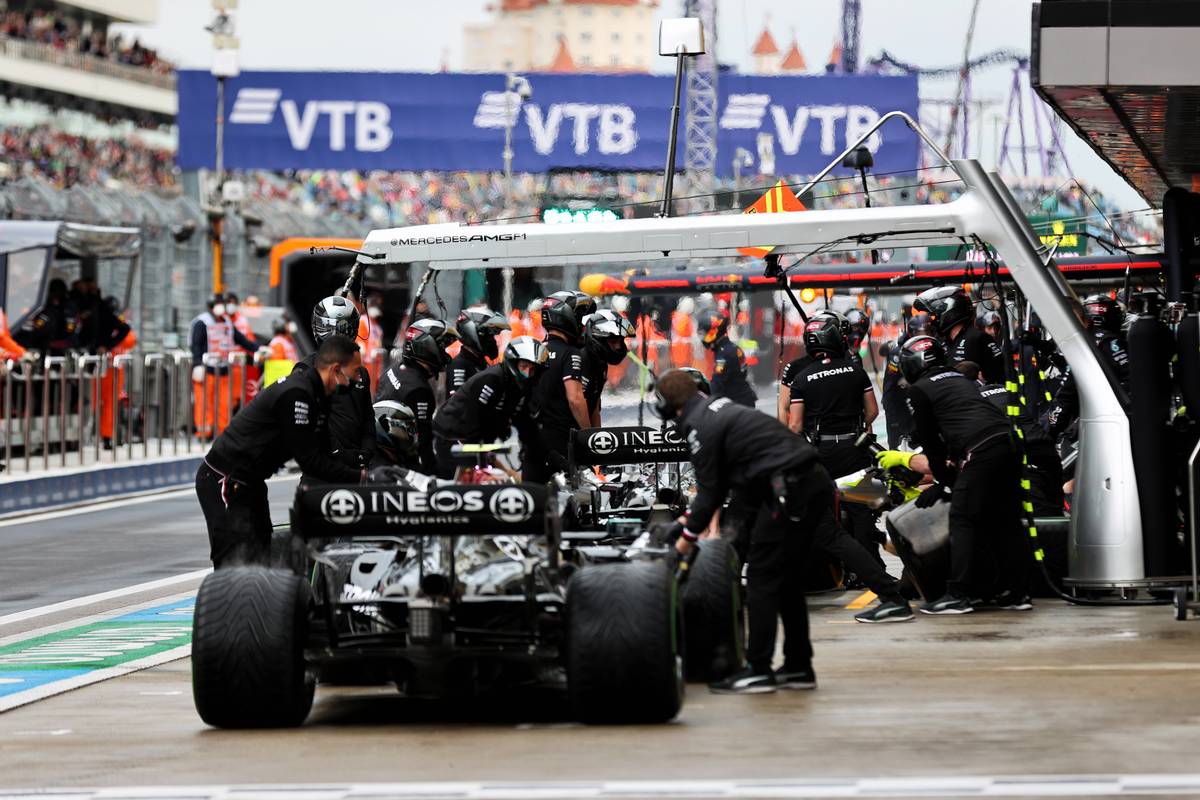 Lewis Hamilton (GBR) Mercedes AMG F1 W12 and Valtteri Bottas (FIN) Mercedes AMG F1 W12 in the pits. 25.09.2021. Formula 1 World Championship, Rd 15, Russian Grand Prix, Sochi