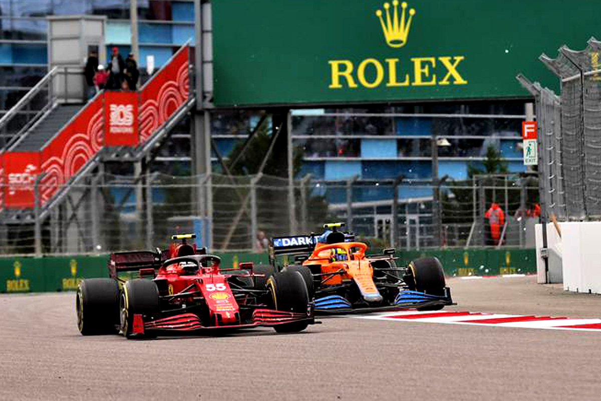 Carlos Sainz Jr (ESP) Ferrari SF-21 and Lando Norris (GBR) McLaren MCL35M battle for the lead of the race. 26.09.2021. Formula 1 World Championship, Rd 15, Russian Grand Prix, Sochi