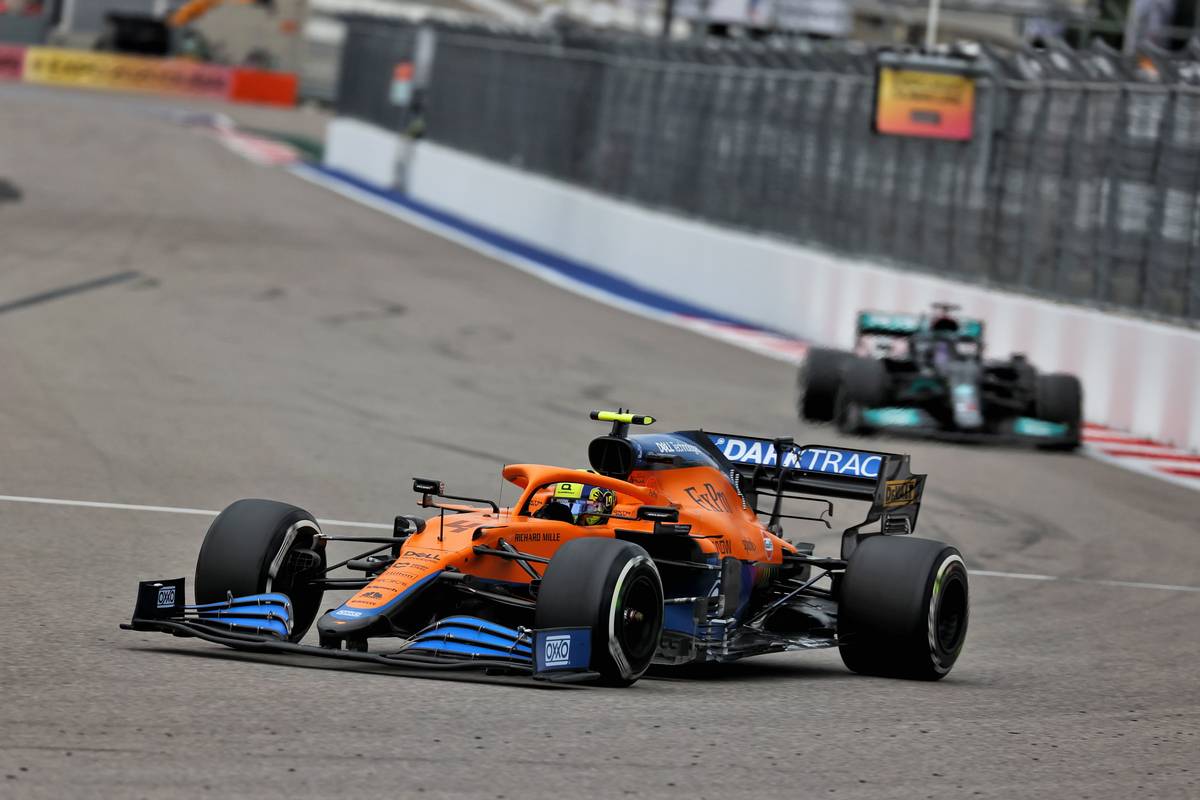 Lando Norris (GBR) McLaren MCL35M leads Lewis Hamilton (GBR) Mercedes AMG F1 W12. 26.09.2021. Formula 1 World Championship, Rd 15, Russian Grand Prix, Sochi 