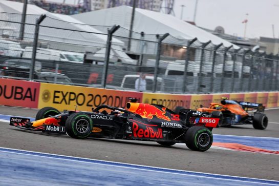 Lando Norris (GBR) McLaren MCL35M heads into the pits as Max Verstappen (NLD) Red Bull Racing RB16B passes him.
26.09.2021. Formula 1 World Championship, Rd 15, Russian Grand Prix, Sochi Autodrom, Sochi, Russia, Race Day.
- www.xpbimages.com, EMail: requests@xpbimages.com &copy; Copyright: Batchelor / XPB Images