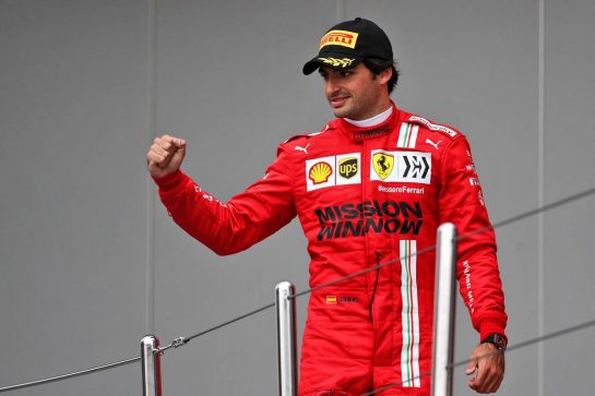 Carlos Sainz Jr (ESP) Ferrari celebrates his third position on the podium.
26.09.2021. Formula 1 World Championship, Rd 15, Russian Grand Prix, Sochi Autodrom, Sochi, Russia, Race Day.
- www.xpbimages.com, EMail: requests@xpbimages.com &copy; Copyright: Moy / XPB Images