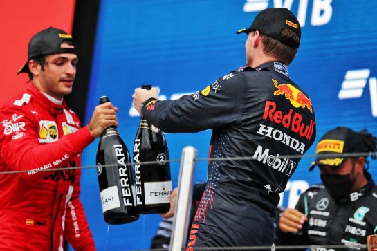 (L to R): Carlos Sainz Jr (ESP) Ferrari celebrates his third position on the podium with second placed Max Verstappen (NLD) Red Bull Racing.
26.09.2021. Formula 1 World Championship, Rd 15, Russian Grand Prix, Sochi Autodrom, Sochi, Russia, Race Day.
- www.xpbimages.com, EMail: requests@xpbimages.com &copy; Copyright: Moy / XPB Images