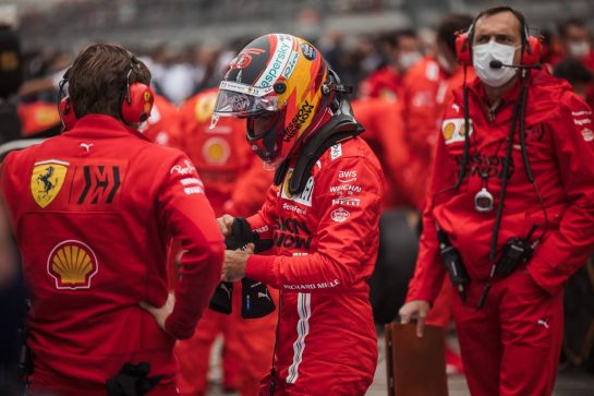 Carlos Sainz Jr (ESP) Ferrari on the grid.
26.09.2021. Formula 1 World Championship, Rd 15, Russian Grand Prix, Sochi Autodrom, Sochi, Russia, Race Day.
- www.xpbimages.com, EMail: requests@xpbimages.com &copy; Copyright: Bearne / XPB Images