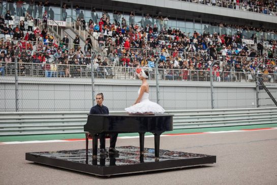 Grid atmosphere - a ballet dancer and a pianist.
26.09.2021. Formula 1 World Championship, Rd 15, Russian Grand Prix, Sochi Autodrom, Sochi, Russia, Race Day.
- www.xpbimages.com, EMail: requests@xpbimages.com &copy; Copyright: Bearne / XPB Images