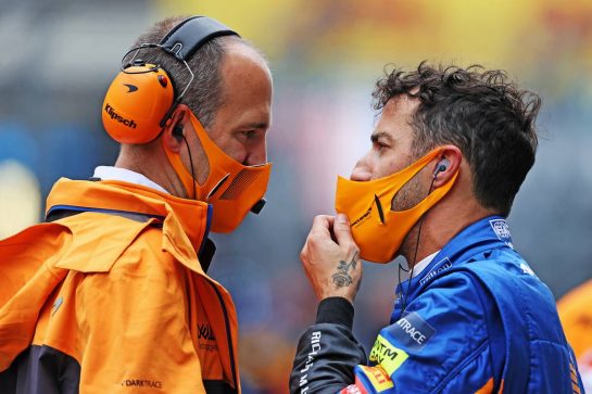(L to R): Tom Stallard (GBR) McLaren Race Engineer with Daniel Ricciardo (AUS) McLaren on the grid.
26.09.2021. Formula 1 World Championship, Rd 15, Russian Grand Prix, Sochi Autodrom, Sochi, Russia, Race Day.
- www.xpbimages.com, EMail: requests@xpbimages.com &copy; Copyright: Moy / XPB Images