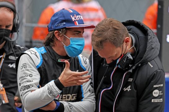 (L to R): Fernando Alonso (ESP) Alpine F1 Team with Marcin Budkowski (POL) Alpine F1 Team Executive Director on the grid.
26.09.2021. Formula 1 World Championship, Rd 15, Russian Grand Prix, Sochi Autodrom, Sochi, Russia, Race Day.
- www.xpbimages.com, EMail: requests@xpbimages.com &copy; Copyright: Moy / XPB Images