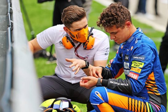 Lando Norris (GBR) McLaren on the grid with William Joseph (GBR) McLaren Race Engineer.
26.09.2021. Formula 1 World Championship, Rd 15, Russian Grand Prix, Sochi Autodrom, Sochi, Russia, Race Day.
- www.xpbimages.com, EMail: requests@xpbimages.com &copy; Copyright: Moy / XPB Images
