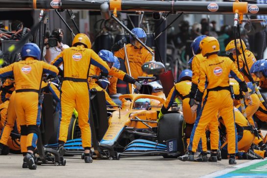 Daniel Ricciardo (AUS) McLaren MCL35M makes a pit stop.
26.09.2021. Formula 1 World Championship, Rd 15, Russian Grand Prix, Sochi Autodrom, Sochi, Russia, Race Day.
- www.xpbimages.com, EMail: requests@xpbimages.com &copy; Copyright: Charniaux / XPB Images