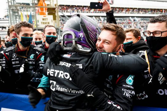 Race winner Lewis Hamilton (GBR) Mercedes AMG F1 celebrates with the team in parc ferme.
26.09.2021. Formula 1 World Championship, Rd 15, Russian Grand Prix, Sochi Autodrom, Sochi, Russia, Race Day.
- www.xpbimages.com, EMail: requests@xpbimages.com &copy; Copyright: FIA Pool Image for Editorial Use Only