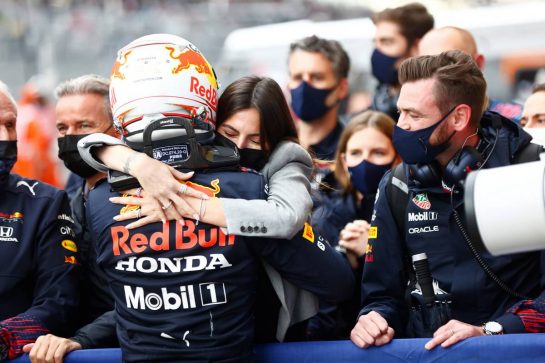 Max Verstappen (NLD) Red Bull Racing celebrates his second position with Kelly Piquet (BRA) in parc ferme.
26.09.2021. Formula 1 World Championship, Rd 15, Russian Grand Prix, Sochi Autodrom, Sochi, Russia, Race Day.
- www.xpbimages.com, EMail: requests@xpbimages.com &copy; Copyright: FIA Pool Image for Editorial Use Only