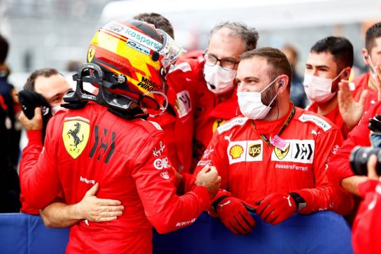 Carlos Sainz Jr (ESP) Ferrari celebrates his third position with the team in parc ferme.
26.09.2021. Formula 1 World Championship, Rd 15, Russian Grand Prix, Sochi Autodrom, Sochi, Russia, Race Day.
- www.xpbimages.com, EMail: requests@xpbimages.com &copy; Copyright: FIA Pool Image for Editorial Use Only