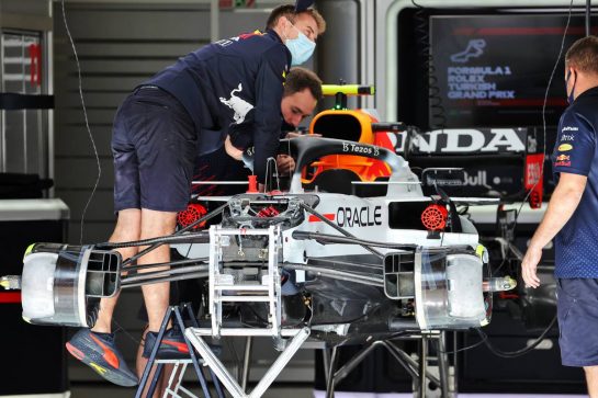 The Red Bull Racing RB16B of Sergio Perez (MEX) being prepared in the pit garage - Honda tribute livery.
07.10.2021. Formula 1 World Championship, Rd 16, Turkish Grand Prix, Istanbul, Turkey, Preparation Day.
- www.xpbimages.com, EMail: requests@xpbimages.com © Copyright: Batchelor / XPB Images