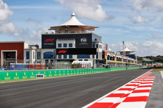 Circuit atmosphere - start / finish straight.
07.10.2021. Formula 1 World Championship, Rd 16, Turkish Grand Prix, Istanbul, Turkey, Preparation Day.
- www.xpbimages.com, EMail: requests@xpbimages.com © Copyright: Moy / XPB Images