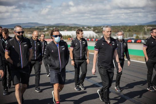 Fernando Alonso (ESP) Alpine F1 Team walks the circuit with the team.
07.10.2021. Formula 1 World Championship, Rd 16, Turkish Grand Prix, Istanbul, Turkey, Preparation Day.
- www.xpbimages.com, EMail: requests@xpbimages.com © Copyright: Bearne / XPB Images