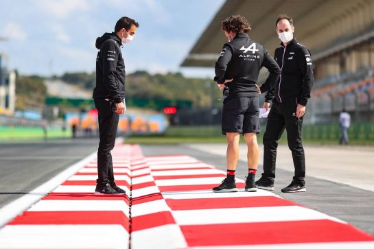 Fernando Alonso (ESP) Alpine F1 Team walks the circuit with the team.
07.10.2021. Formula 1 World Championship, Rd 16, Turkish Grand Prix, Istanbul, Turkey, Preparation Day.
- www.xpbimages.com, EMail: requests@xpbimages.com © Copyright: Charniaux / XPB Images