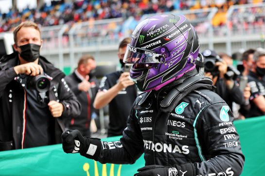 Lewis Hamilton (GBR) Mercedes AMG F1 celebrates being fastest in qualifying.
09.10.2021. Formula 1 World Championship, Rd 16, Turkish Grand Prix, Istanbul, Turkey, Qualifying Day.
- www.xpbimages.com, EMail: requests@xpbimages.com © Copyright: Batchelor / XPB Images