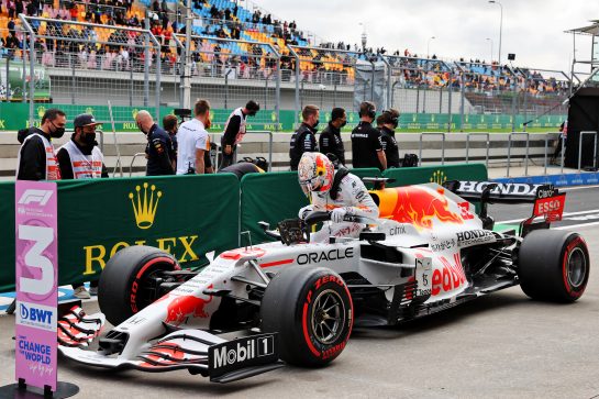 Third placed Max Verstappen (NLD) Red Bull Racing RB16B in qualifying parc ferme.
09.10.2021. Formula 1 World Championship, Rd 16, Turkish Grand Prix, Istanbul, Turkey, Qualifying Day.
- www.xpbimages.com, EMail: requests@xpbimages.com © Copyright: Batchelor / XPB Images