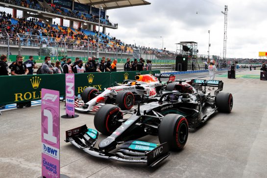 Fastest in qualifying Lewis Hamilton (GBR) Mercedes AMG F1 W12 in parc ferme.
09.10.2021. Formula 1 World Championship, Rd 16, Turkish Grand Prix, Istanbul, Turkey, Qualifying Day.
- www.xpbimages.com, EMail: requests@xpbimages.com © Copyright: Batchelor / XPB Images