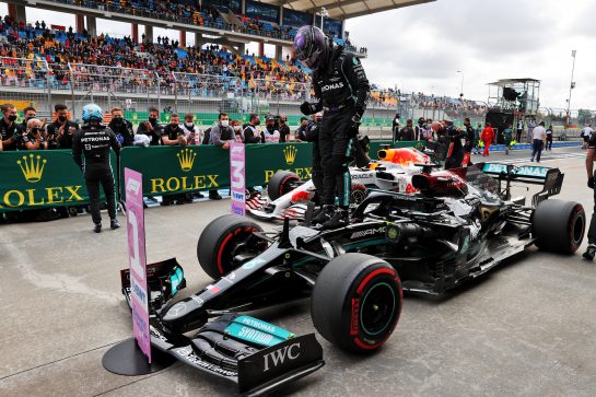 Fastest in qualifying Lewis Hamilton (GBR) Mercedes AMG F1 W12 in parc ferme.
09.10.2021. Formula 1 World Championship, Rd 16, Turkish Grand Prix, Istanbul, Turkey, Qualifying Day.
- www.xpbimages.com, EMail: requests@xpbimages.com © Copyright: Batchelor / XPB Images