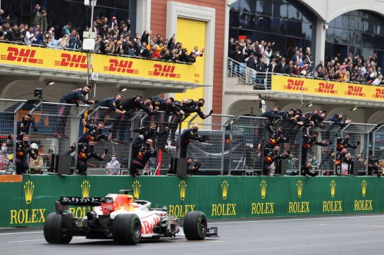 Second placed Max Verstappen (NLD) Red Bull Racing RB16B passes the team at the end of the race.
10.10.2021. Formula 1 World Championship, Rd 16, Turkish Grand Prix, Istanbul, Turkey, Race Day.
- www.xpbimages.com, EMail: requests@xpbimages.com © Copyright: Moy / XPB Images