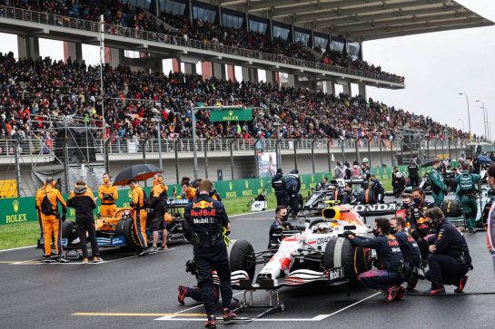 Sergio Perez (MEX) Red Bull Racing RB16B on the grid.
10.10.2021. Formula 1 World Championship, Rd 16, Turkish Grand Prix, Istanbul, Turkey, Race Day.
- www.xpbimages.com, EMail: requests@xpbimages.com © Copyright: Charniaux / XPB Images